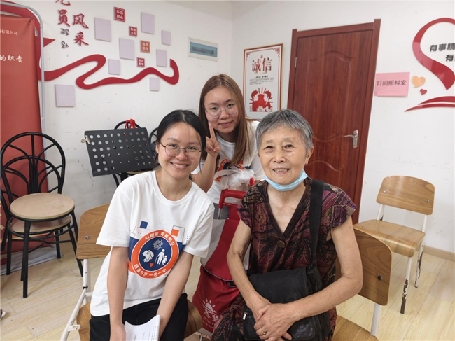 AI赋能青春助力｜华科大医药学子走进武汉社区，科普健康AI安全使用知识