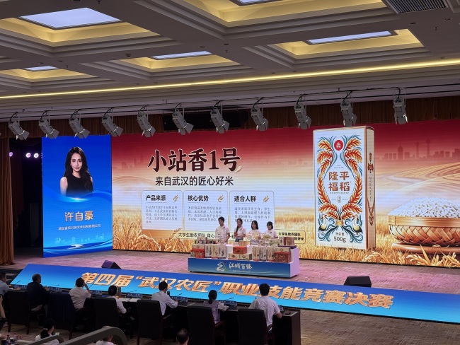 荷塘边架起手机，大学生当起“村播”——武昌工学院学子搭档江夏村干部直播助农，还捧回“武汉农匠”一等奖