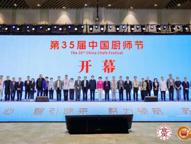 蛇通酒亮相第35届中国厨师节 李克权接受新华社专访
