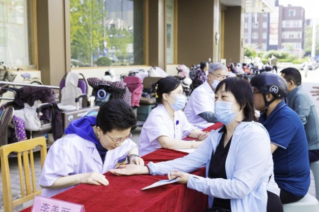 “益君康·肠道健康中国行”携手河北都市频道《名医来了》走进神威大药房，河北站路演活动温情启幕