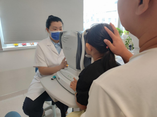 4 岁女童重见光明：辽宁爱尔眼科张劲松总院长妙手施治，爱与技术点亮希望