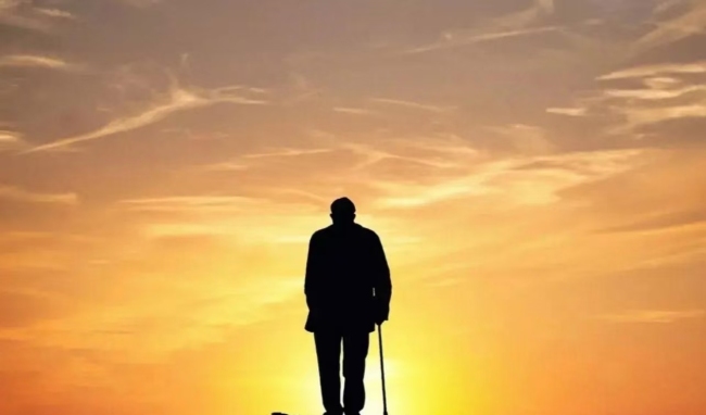 跌落神坛的足力健，又盯上了老年人的餐桌？