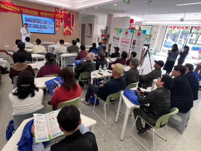 华东医院泌尿外科进社区开展公益义诊，守护居民泌尿健康