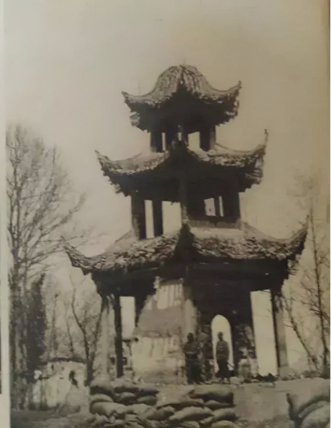 宣城培风阁，立于鳌峰关帝庙前，为一座三重檐盔顶亭阁，建于清康熙年间，在抗日战争中被损毁。