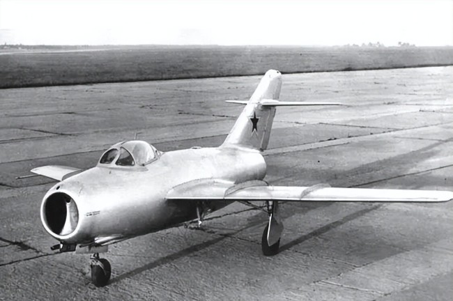 上圖_ 蘇聯米格-15戰鬥機