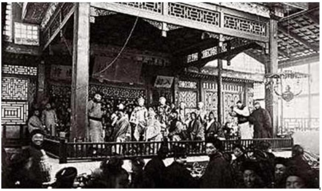老戏园（《北京中轴线文化游典 戏曲——迷彩万缕》内页插图）