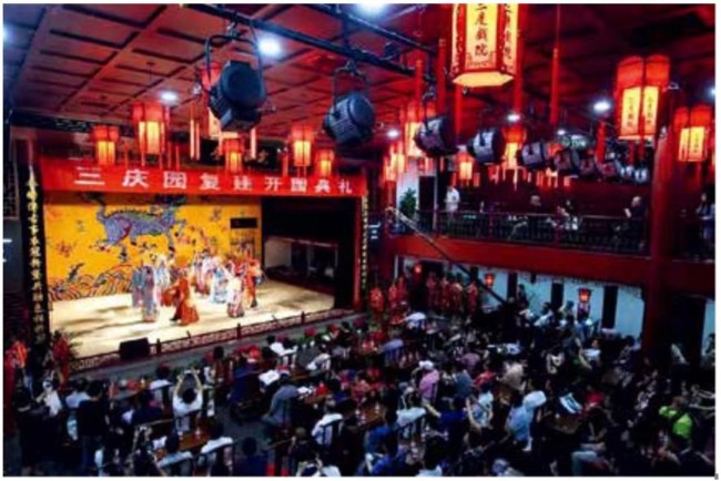 复建后的三庆园内景（《北京中轴线文化游典 戏曲——迷彩万缕》内页插图）
