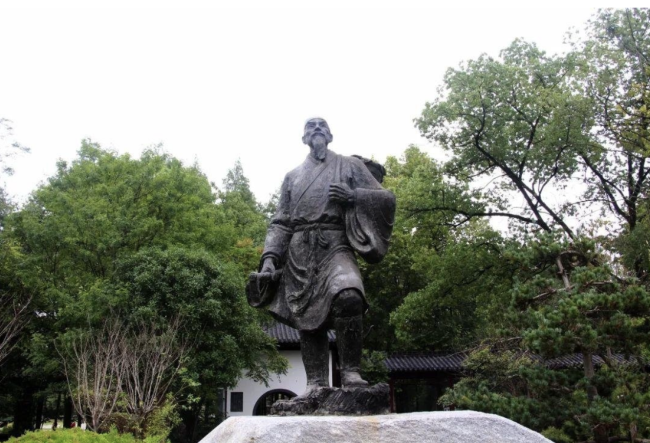 湖北蘄春縣“李時珍紀念館”中的李時珍雕像。圖源/圖蟲創意
