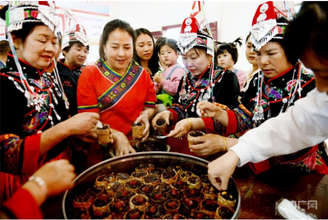 畲族同胞制作乌米饭，庆祝三月三畲族传统节日的到来（央广网发 徐能龙摄）