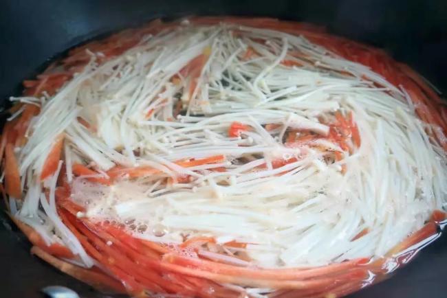 这两样菜一起炒，鲜嫩爽滑，宁可不吃肉也要吃它，好吃不贵！