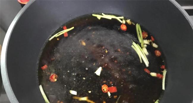 豆皮百吃不厌的做法，加一把金针菇，煮一煮比肉还好吃，营养低脂