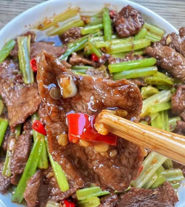 超好吃的芹菜炒牛肉，口感清爽鲜嫩，营养丰富，怎么吃都不腻
