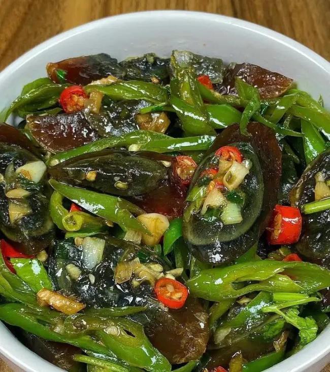 超好吃的青椒炒皮蛋！麻辣鲜香，真的太费米饭啦