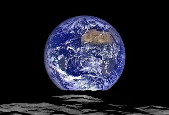 地球重达60万亿亿吨，为什么不会掉下去，还能悬在太空中？