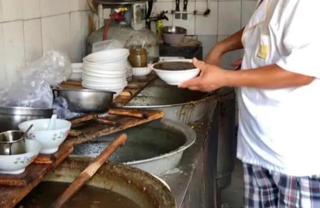 开封这家路边胡辣汤小店，一年到头排长队，不少老开封人拿锅来买