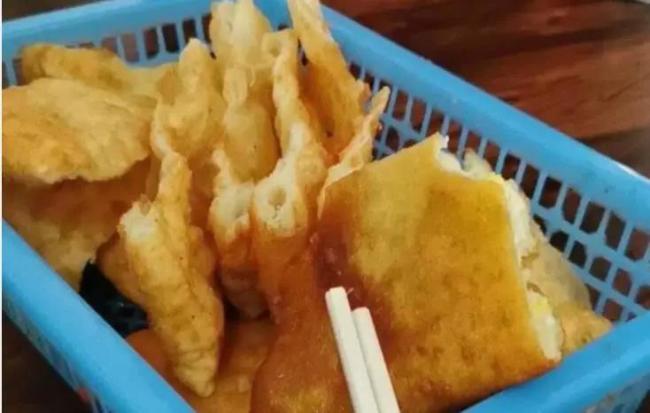 开封这家路边胡辣汤小店，一年到头排长队，不少老开封人拿锅来买