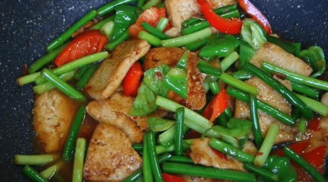 蒜苔豆腐10分钟上桌，简单省钱，全家抢着吃