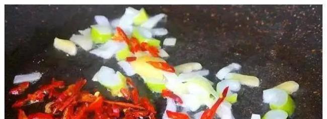 一把芹菜几朵香菇，炒出全家抢着吃，10分钟上桌超下饭