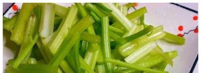 一把芹菜几朵香菇，炒出全家抢着吃，10分钟上桌超下饭