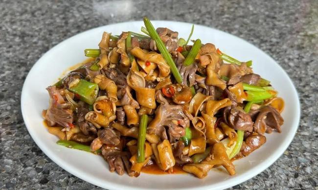 辣炒鸡杂香翻天，家常菜也能上大桌，你敢不敢尝一口？