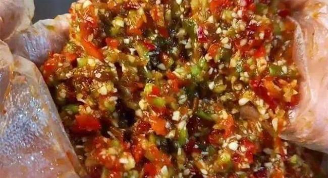 4斤辣椒1斤蒜，简单一拌香翻天，饭桌从此不冷清