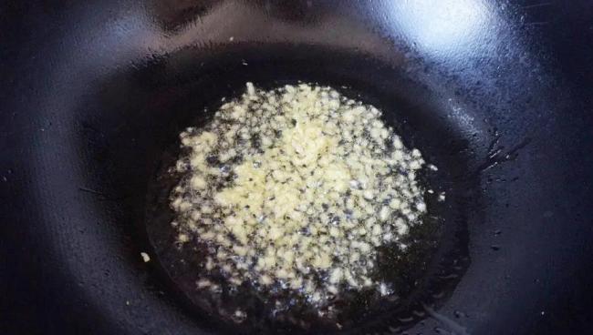 家常菜也能惊艳全家？蒜苔肉丝炒拉皮，30块吃出幸福感
