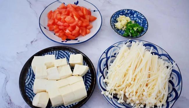 番茄酸甜豆腐滑，半小时做一锅汤，你家常喝吗？