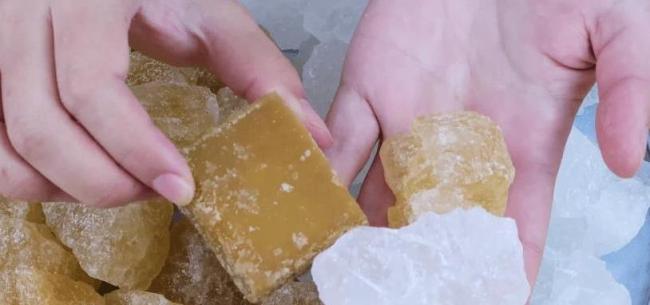 白冰糖清透黄冰糖香甜，区别在哪？做菜选错糖味道差十倍