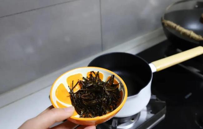 三分钟学会网红葱油面，简单一勺酱汁，香到邻居敲门问！