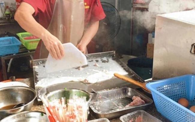 巷子深处肠粉店，30年不涨价，老板脾气却吓跑人？