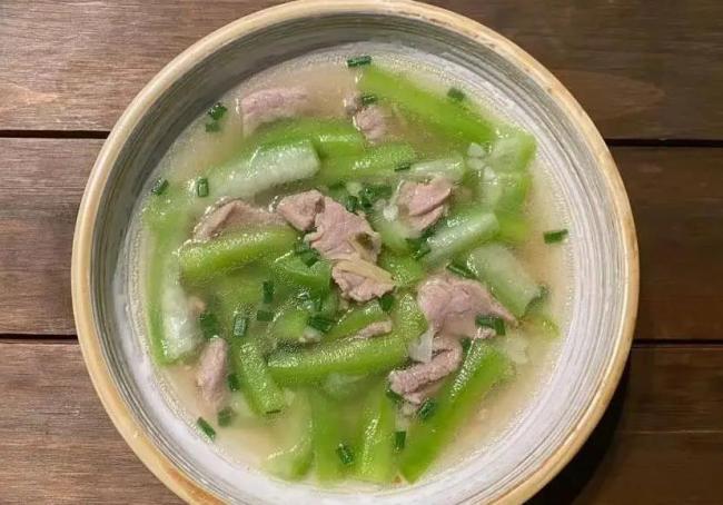 丝瓜炒鸡蛋10分钟上桌，鲜嫩下饭，美容清热全家爱？