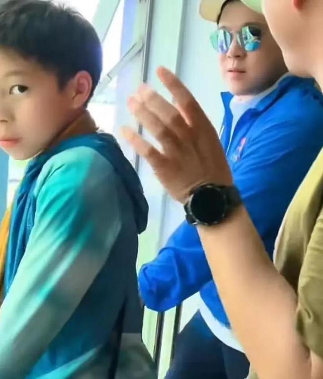 霍启刚冒雨带儿逛军营！擦汗一幕暖人心，11岁儿子独立了吗？