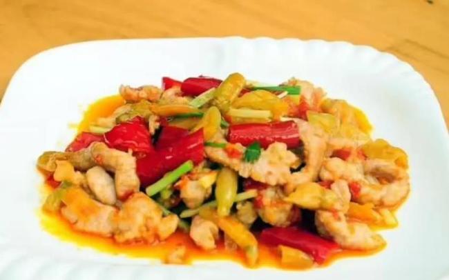 00后小伙探贵阳美食，状元蹄辣子鸡上桌，舌尖惊艳到飞起