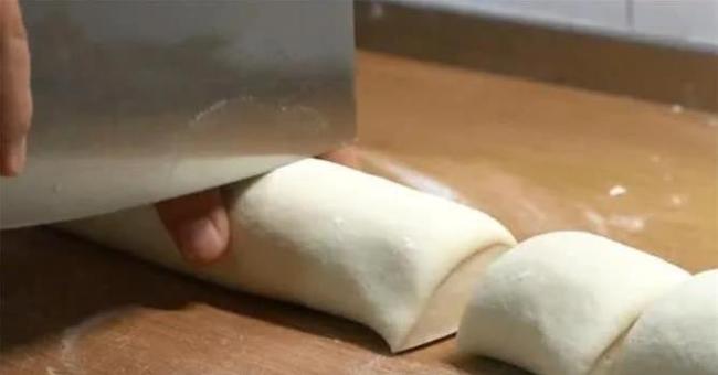 面粉牛奶简单揉，蒸出5个大馒头，松软奶香全家抢吃