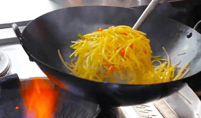 38万年薪大厨教你炒土豆丝，3个小妙招，家常菜秒变饭店味