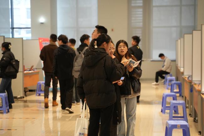 16家单位，355个岗位！铁西区专场招聘会走进大连理工大学 