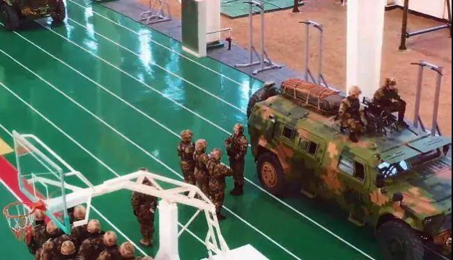 圍觀！解放軍新訓練場曝光 大棚裏能跑裝甲車