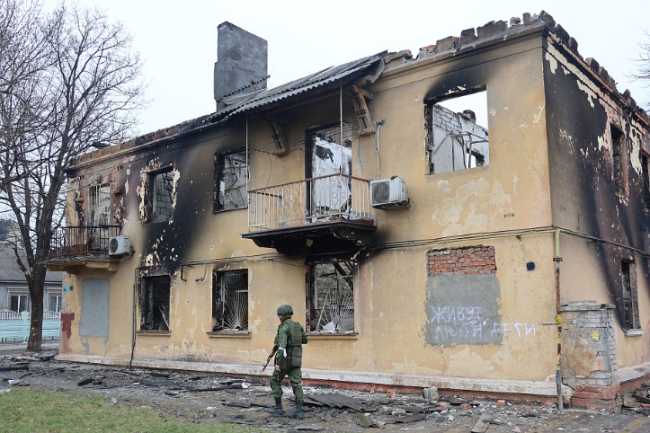 乌军火箭弹攻击顿涅茨克：住宅受损2人受伤