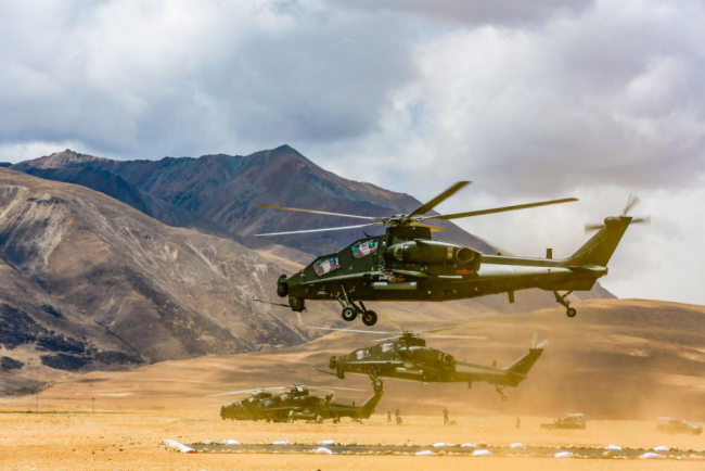 西藏军区某旅开展攻击直升机实弹射击训练
