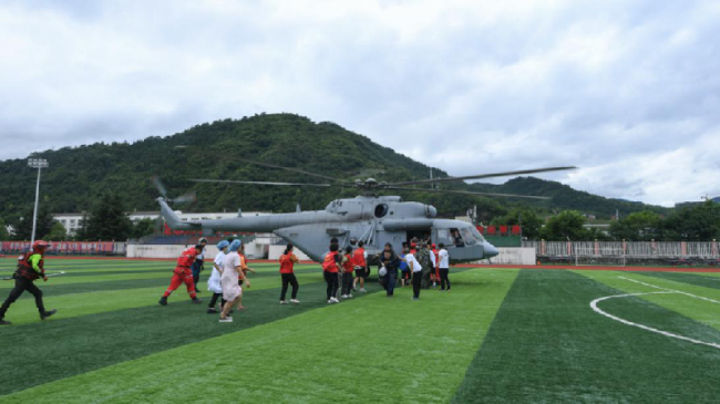 西部战区空军某运输搜救团出动直升机转送被困群众