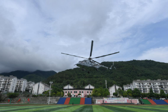 西部战区空军某运输搜救团出动直升机转送被困群众