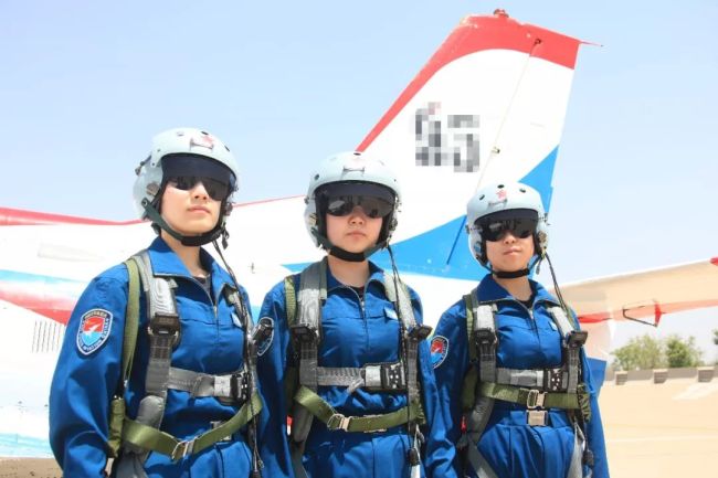 携手并肩、比翼齐飞！轰-6K机长娶了空军歼击机女飞行员