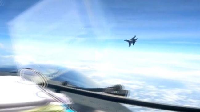 美机蓄意闯入我军训练区域，我歼-16果断拦截美侦察机！