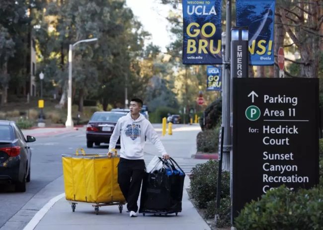 洛杉磯一學(xué)校遭山火吞噬,，教室與校車僅剩骨架 UCLA師生緊急撤離