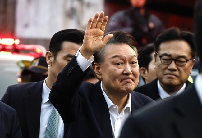 韩国前总统尹锡悦今日受刑事审判 面临终身监禁风险