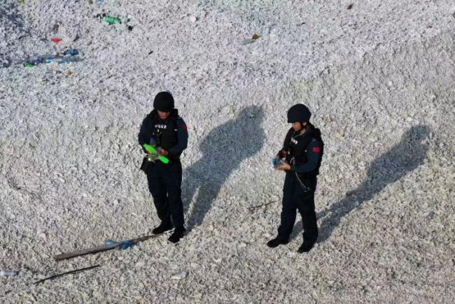 中国海警在铁线礁展示五星红旗宣示主权 依法巡查取证