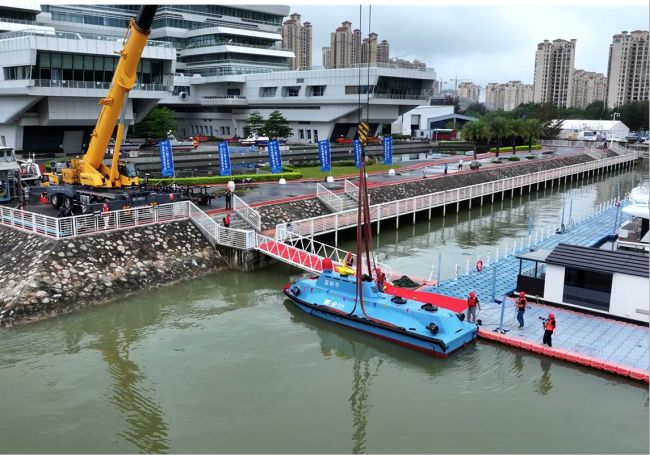 全球首艘高速可潜无人艇蓝鲸号下水 探索海洋新利器