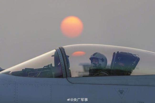 直击歼-10空战对抗训练 跨昼夜飞行锤炼作战能力