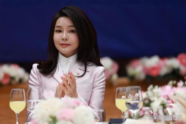 尹锡悦夫妇罕见露面 低调投票显压力