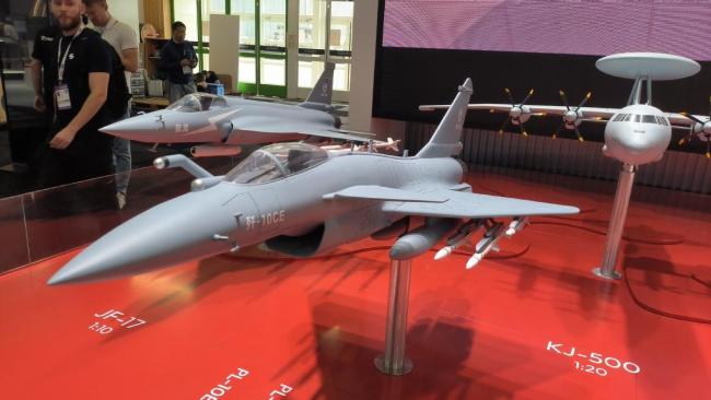 歼-10CE模型现身巴黎航展 占据C位备受关注